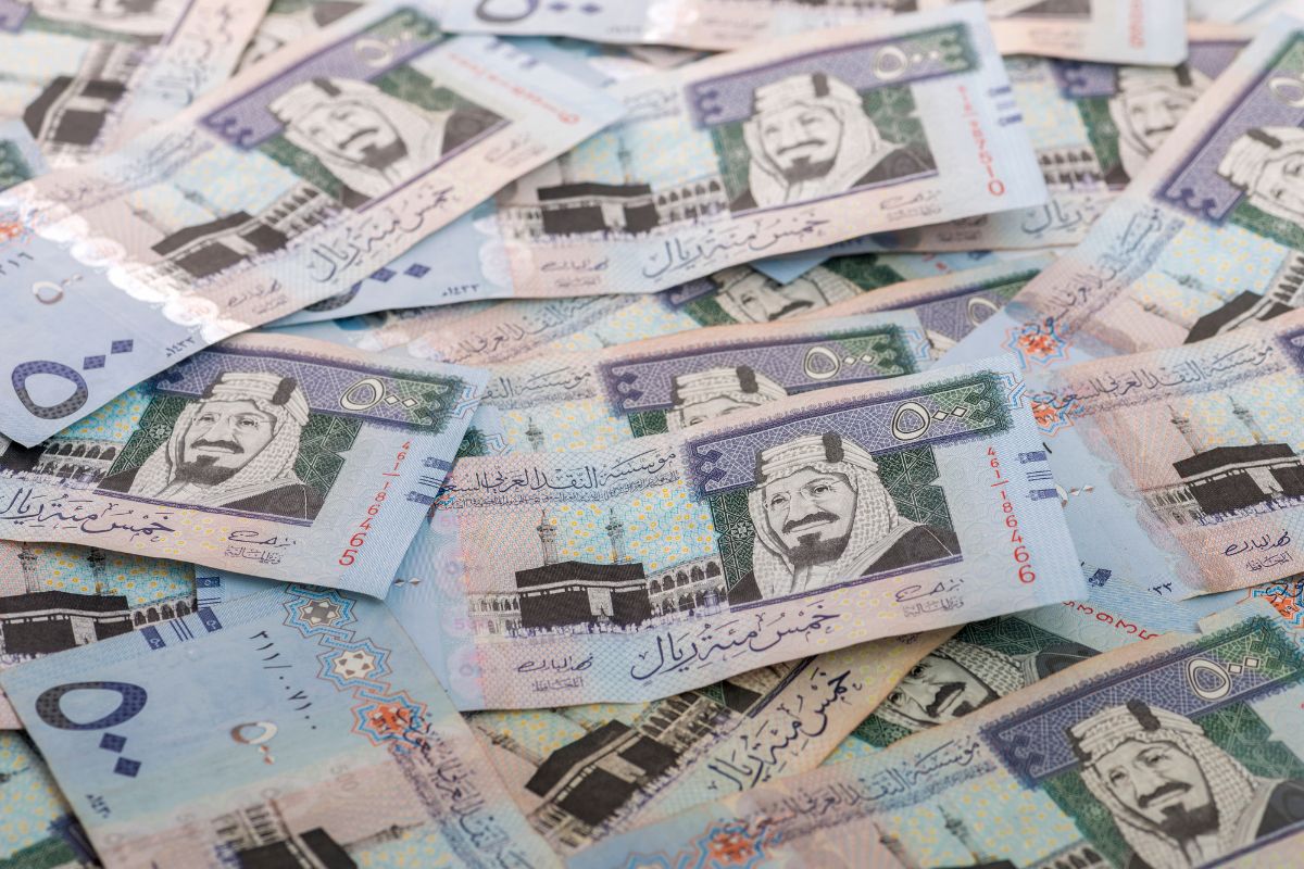 Саудовский риал фото. Деньги Саудовской Аравии. Риял деньги. Саудовский Реал валюта.